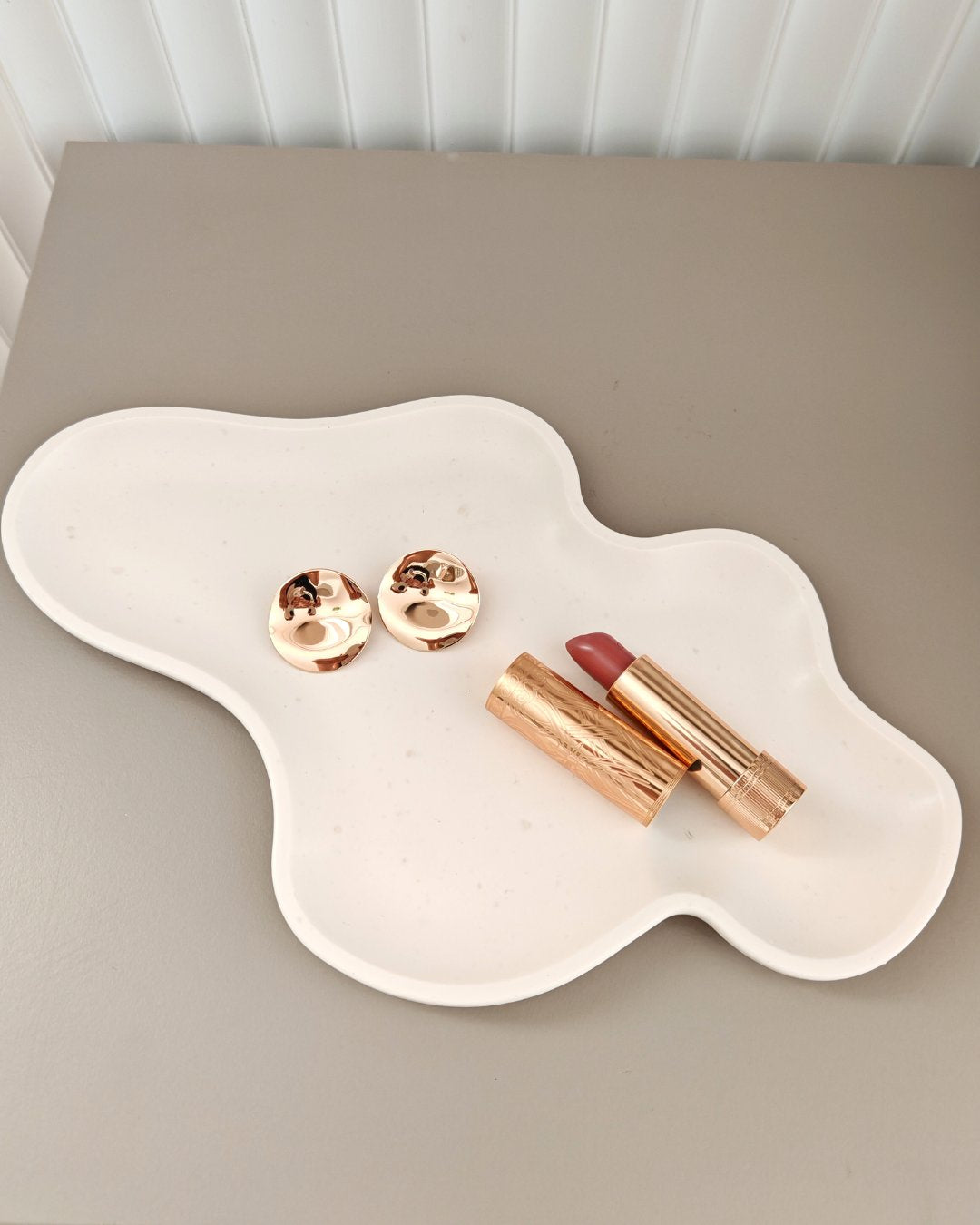 Vassoio Laguna in Jesmonite bianco con bordo irregolare, design artigianale Aurah Lab.