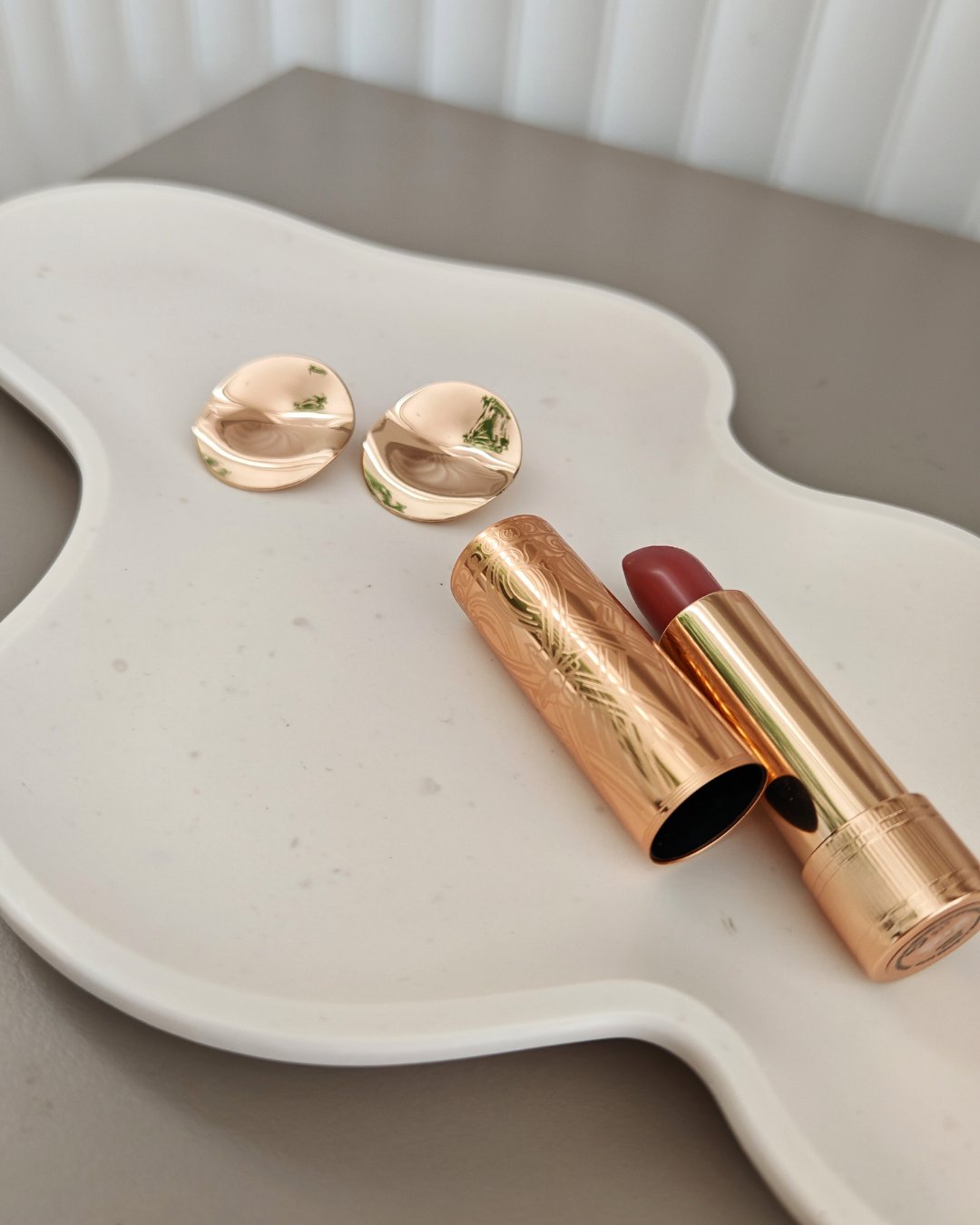 Vassoio Laguna in Jesmonite bianco con bordo irregolare, design artigianale Aurah Lab.