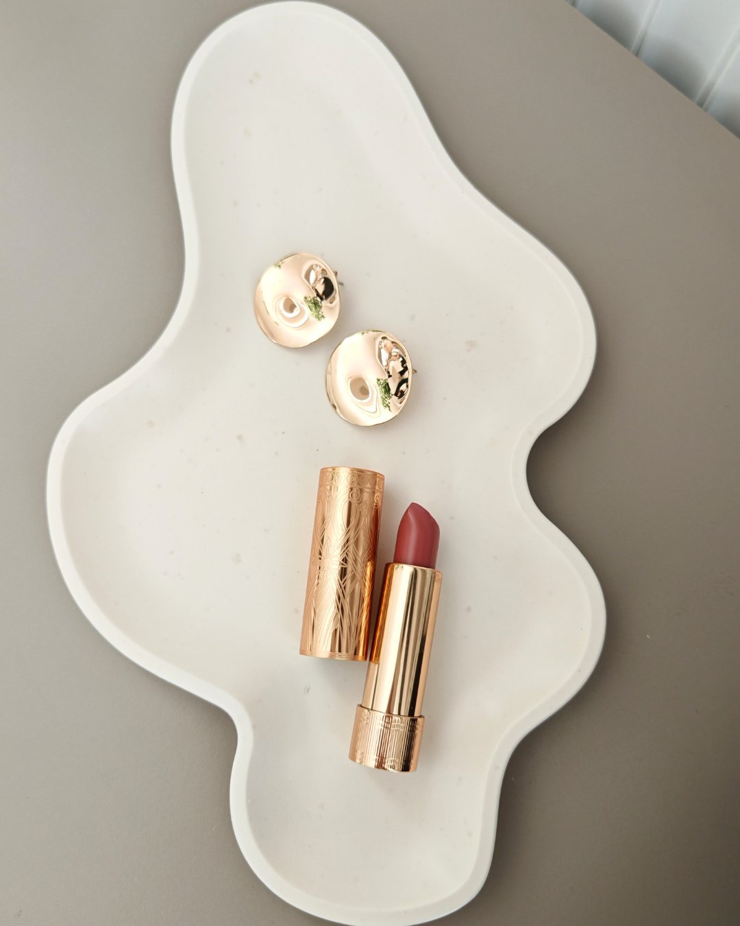 Vassoio Laguna in Jesmonite bianco con bordo irregolare, design artigianale Aurah Lab.