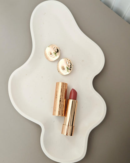 Vassoio Laguna in Jesmonite bianco con bordo irregolare, design artigianale Aurah Lab.