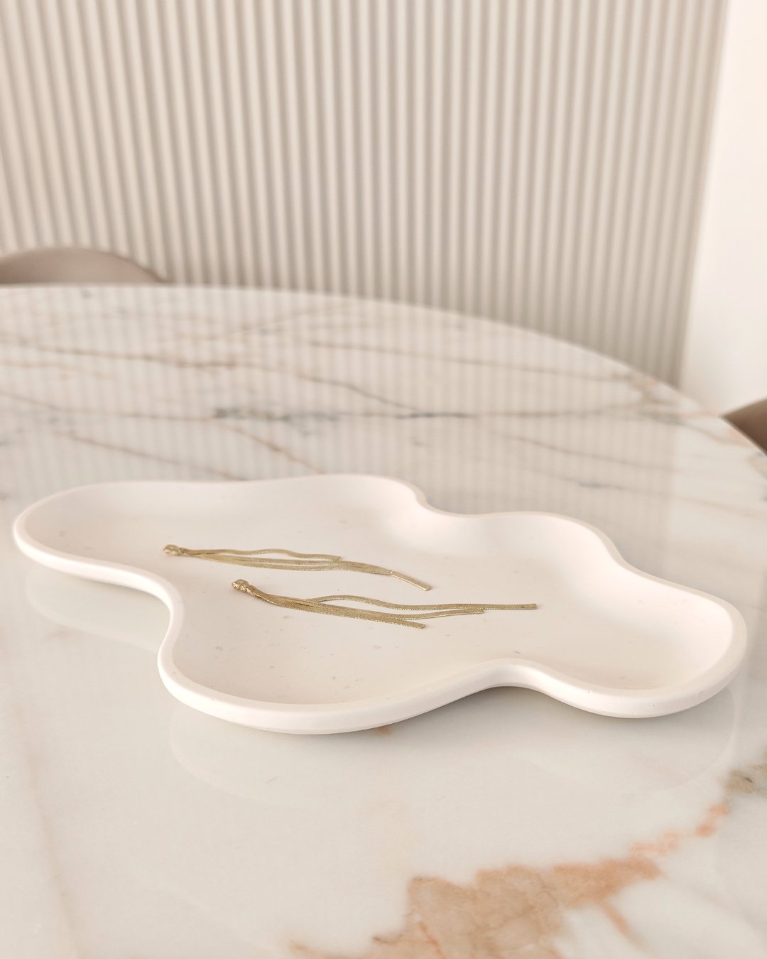 Vassoio Laguna in Jesmonite bianco con bordo irregolare, design artigianale Aurah Lab.