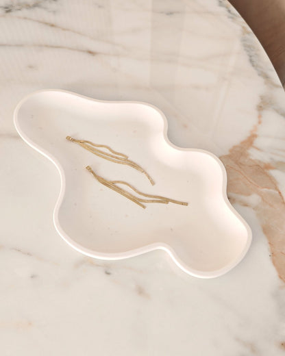 Vassoio Laguna in Jesmonite bianco con bordo irregolare, design artigianale Aurah Lab.