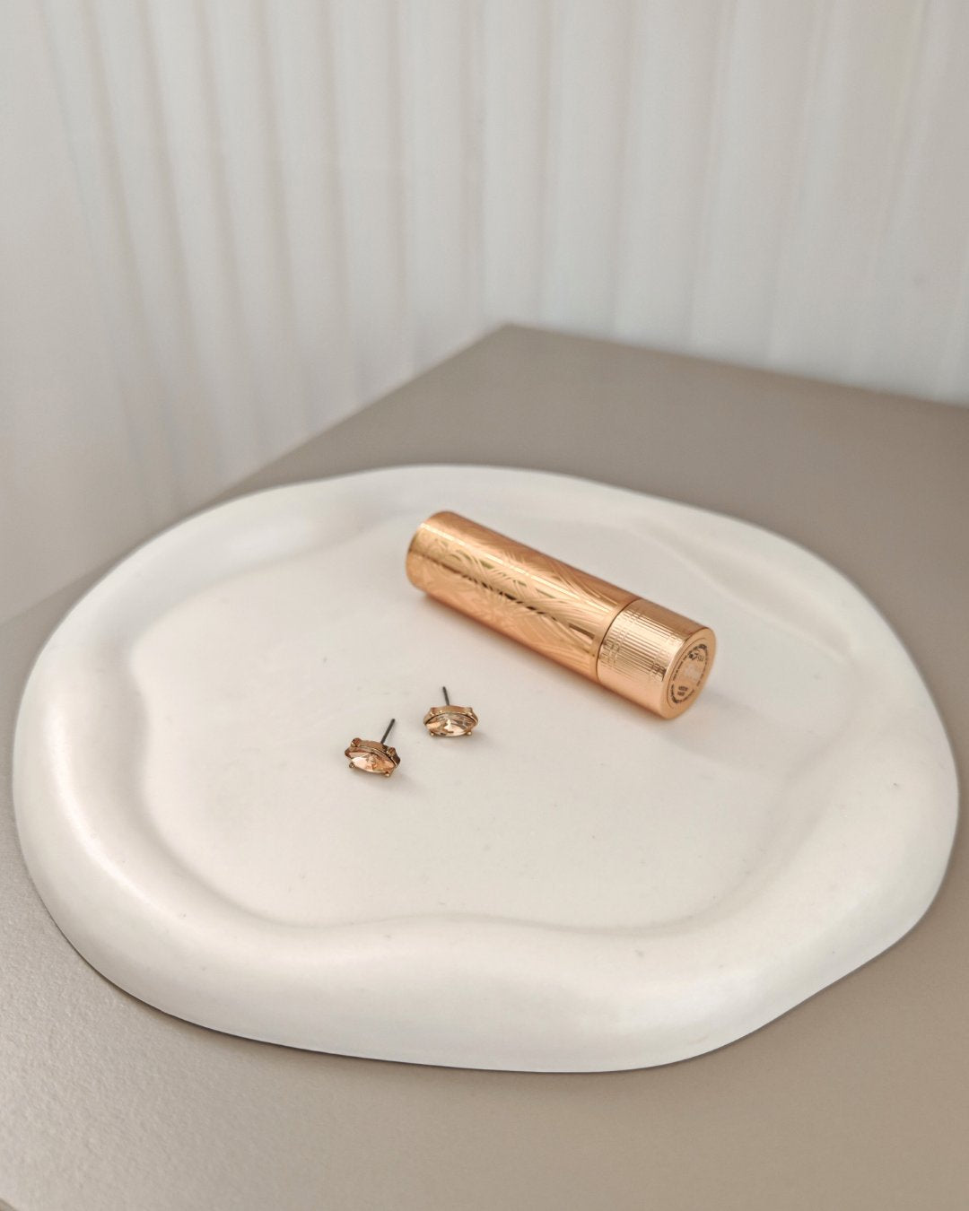 Vassoio Onda in Jasmonite bianco, bordo ondulato, texture materica, fatto a mano da Aurah Lab.