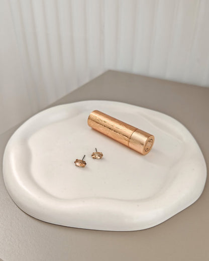 Vassoio Onda in Jasmonite bianco, bordo ondulato, texture materica, fatto a mano da Aurah Lab.