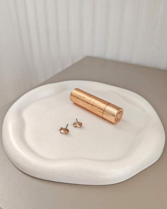 Vassoio Onda in Jasmonite bianco, bordo ondulato, texture materica, fatto a mano da Aurah Lab.