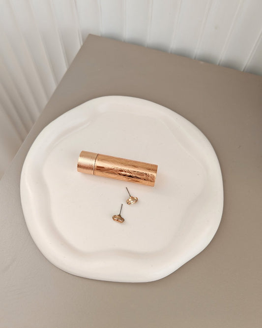 Vassoio Onda in Jasmonite bianco, bordo ondulato, texture materica, fatto a mano da Aurah Lab.