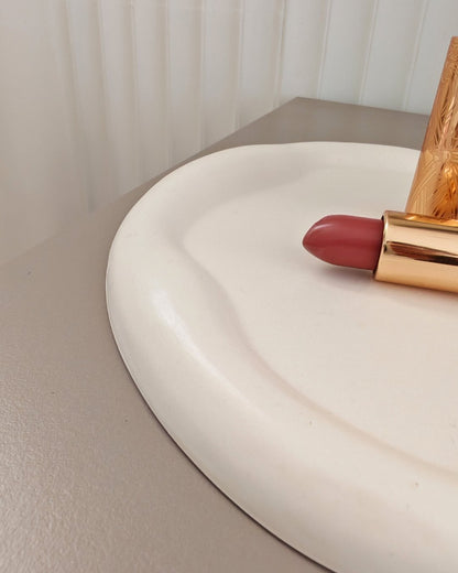 Vassoio Onda in Jasmonite bianco, bordo ondulato, texture materica, fatto a mano da Aurah Lab.